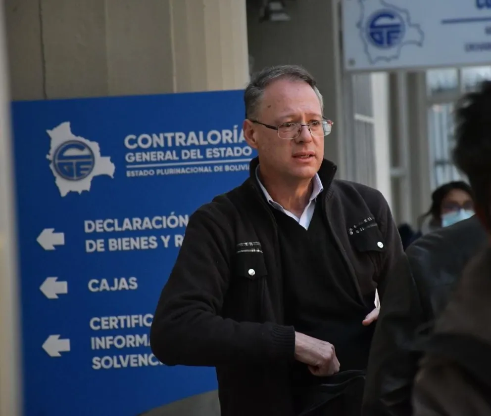 Dunn cuando realizaba su trámite la semana pasada en la Contraloría. Foto: APG