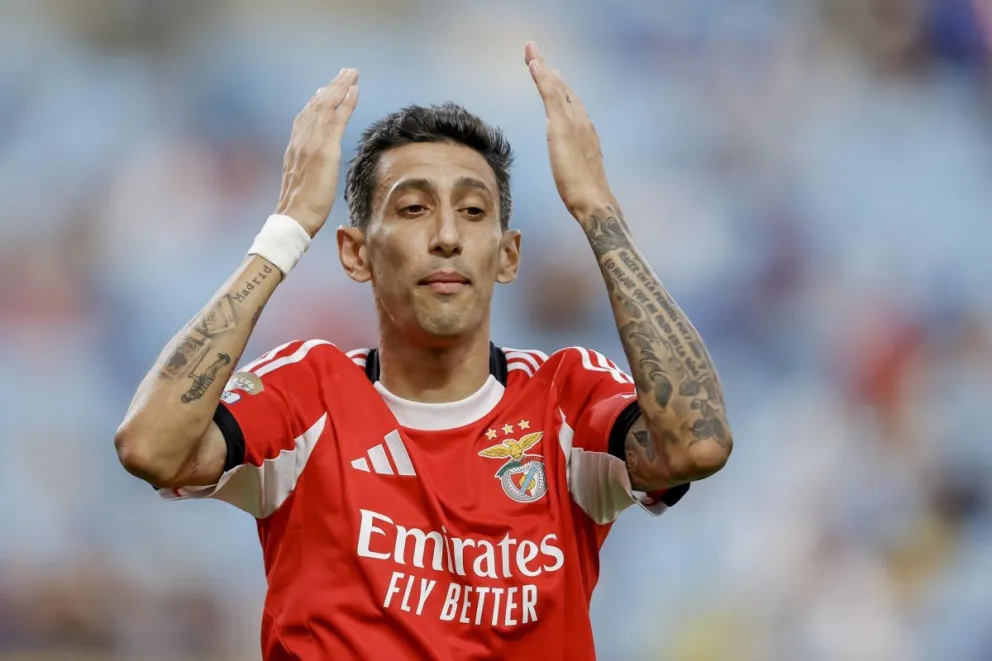 Di María con la casca del Benfica. Foto: EFE.