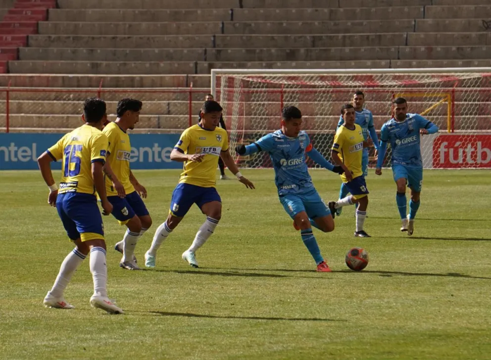 Villarroel, de Blooming, patea la pelota en El Alto. Foto: APG.
