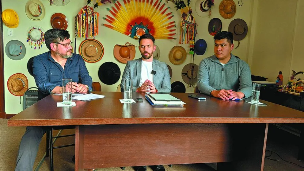  El candidato Eduardo Del Castillo, junto a los periodistas de Visión 360 Baldwin Montero (izq.) y Paulo Lizárraga (der.). Fotos: Alejandra Sánchez B. / Visión 360