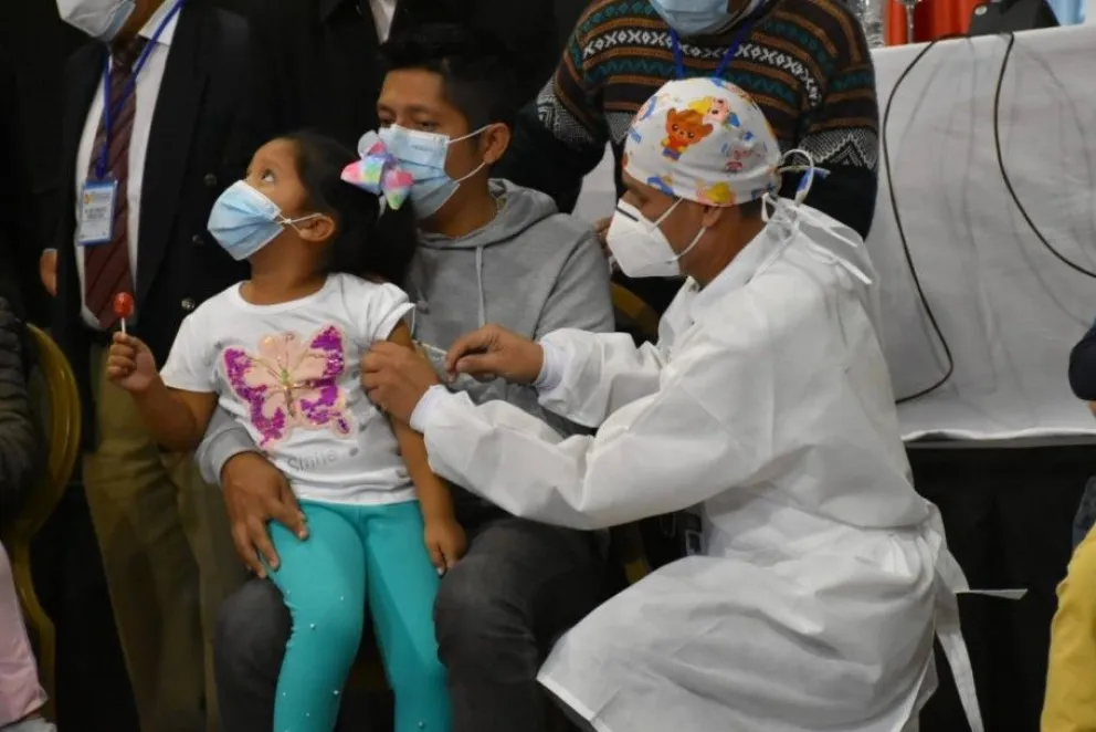 Una niña recibe la vacuna contra el sarampión. Foto: Ministerio de Salud