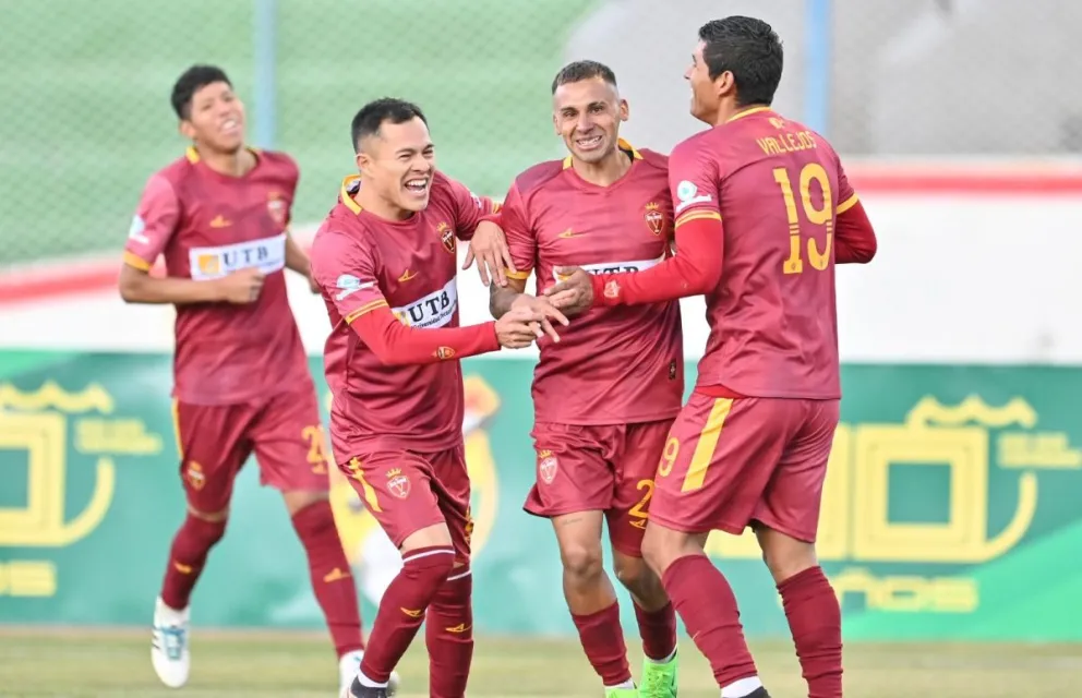 Jugadores de Real Oruro festejan el primer gol frente a Wilstermann. Foto: Agencia Marka Registrada