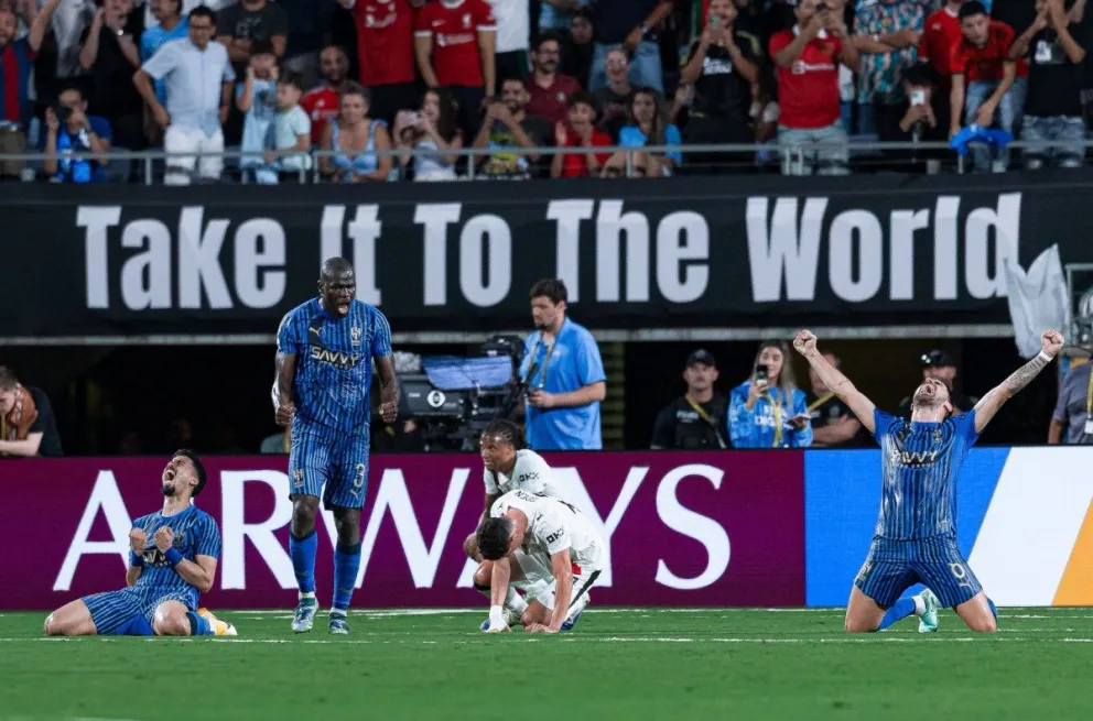 Jugadores del Al Hilal de Arabia Saudita festejan su triunfo sobre el Manchester City. Los ingleses lo sufren. Foto: club Al Hilal