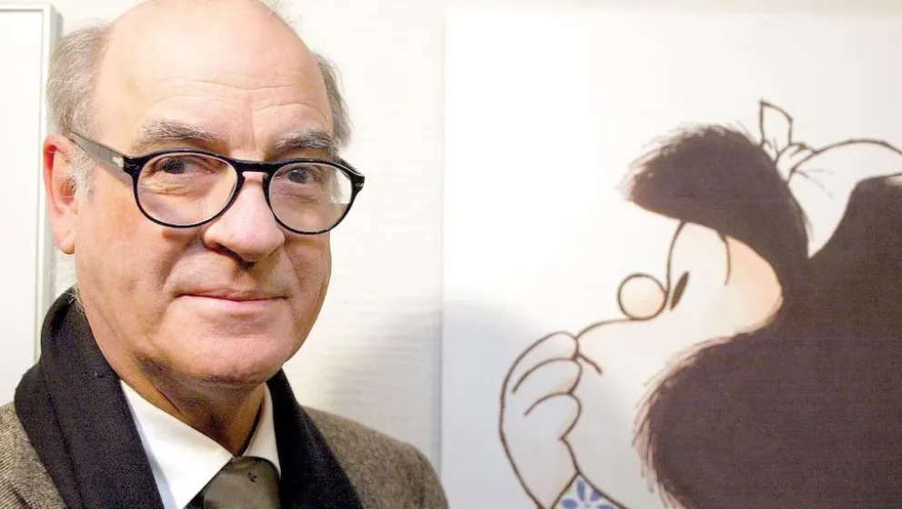 El dibujante Quino, con su "hija", Mafalda. Foto: Infobae
