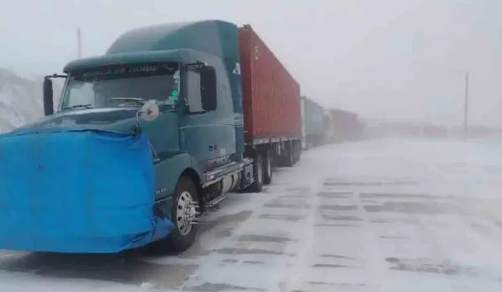 Camiones en el paso entre Chungará y Tambo Quemado, afectado por malas condiciones climáticas. Foto: RRSS