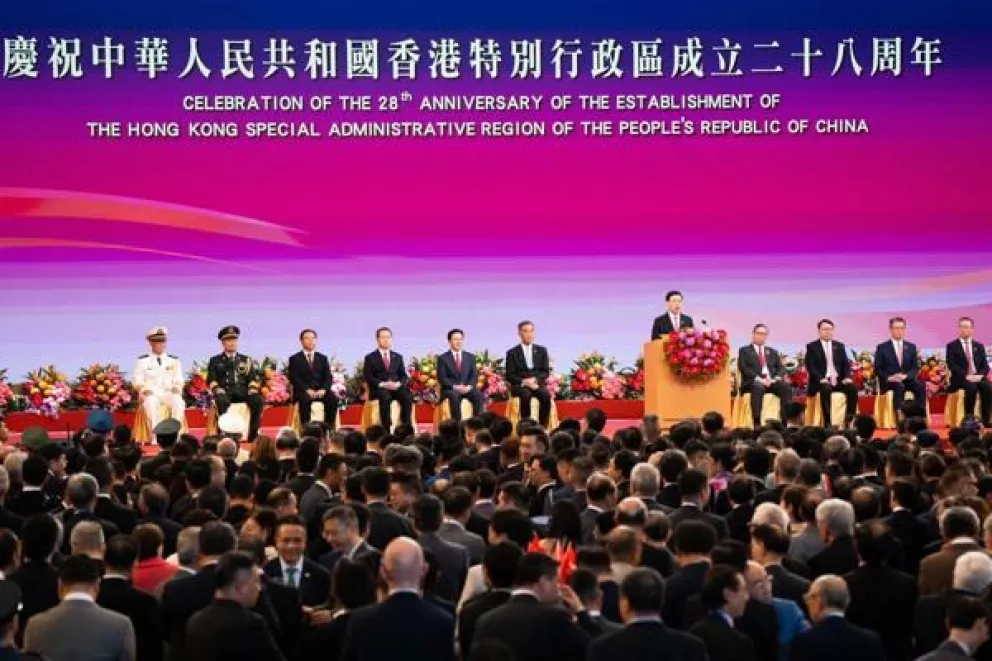 El jefe del Ejecutivo de Hong Kong, John Lee (5-d), habla durante las celebraciones con motivo del 28º aniversario del retorno de la antigua colonia británica a la soberanía china, en Hong Kong, China, el 1 de julio de 2025. EFE/EPA/BERTHA WANG