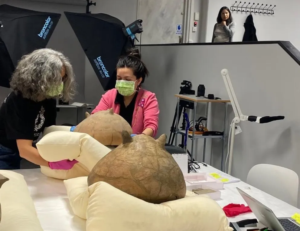 Expertas trabajan en piezas de culturas milenarias. Foto: Embajada de Suecia