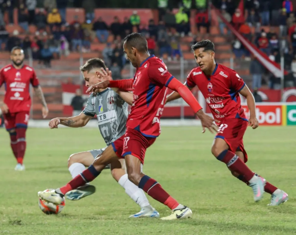 Una incidencia del juego entre Guabirá e Independiente. Foto: Agencia Marka Registrada