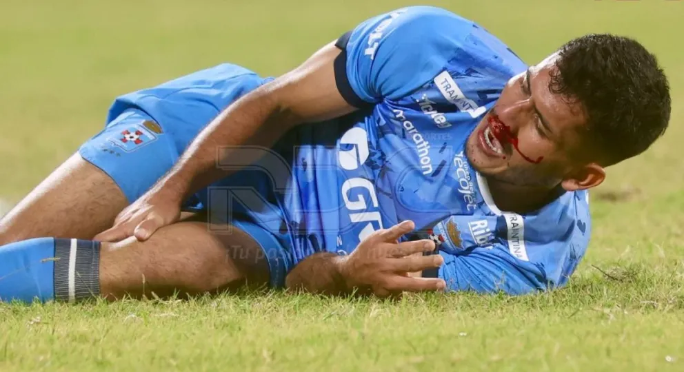 Samuel Garzón en el piso luego de la dura entrada de un jugador de Wilstermann. Foto: RDC