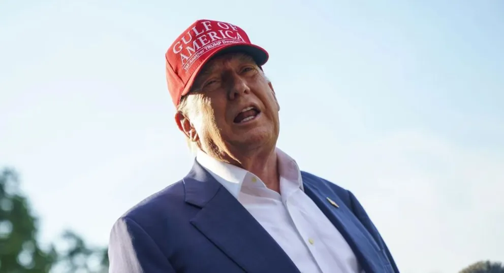 Donald Trump habla con los medios de comunicación al salir de la Casa Blanca en Washington. Foto: EFE