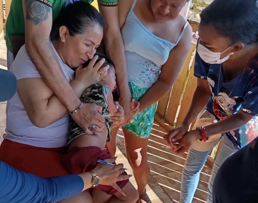 No siempre es fácil el colocado de una vacuna. Foto: Alcaldía de El Porvenir