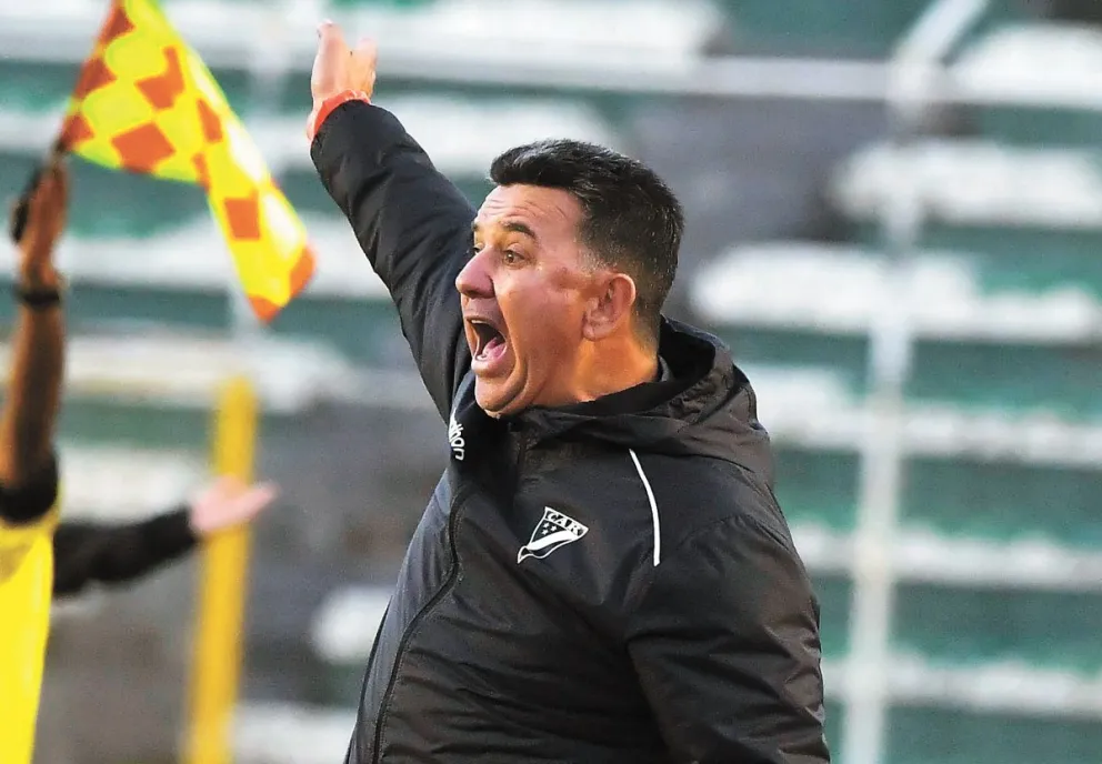 Julio Baldivieso dirige un partido de los millonarios en el estadio Hernando Siles. Foto: APG