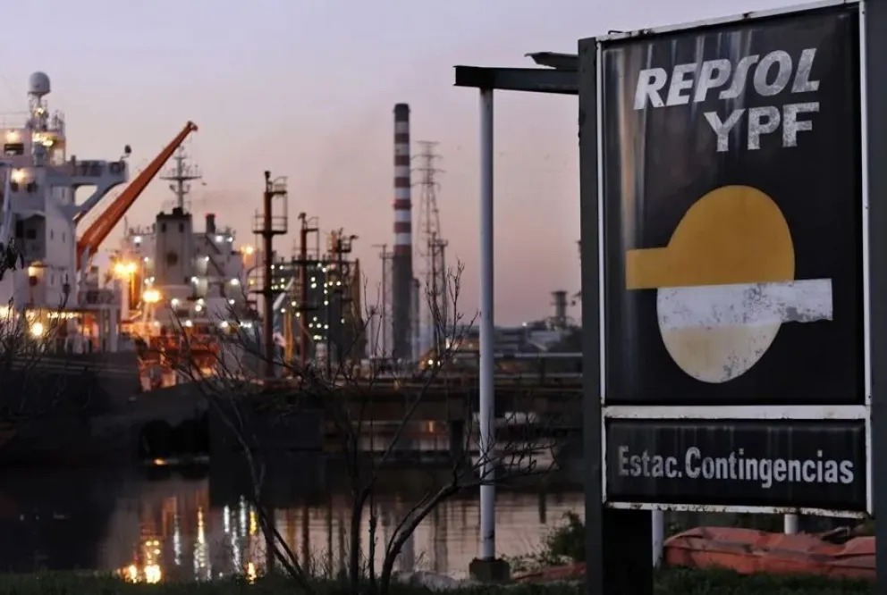 Las instalaciones de la Terminal Dock Sud, de la petrolera YPF, en Avellaneda, Buenos Aires. Foto: EFE