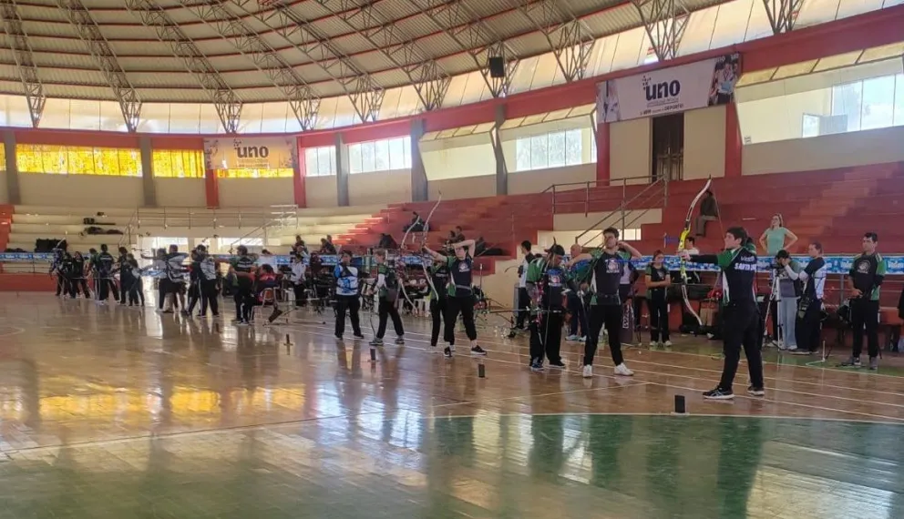 Varios arqueros durante el torneo tarijeño. Foto: Federación Boliviana de Tiro con Arco.