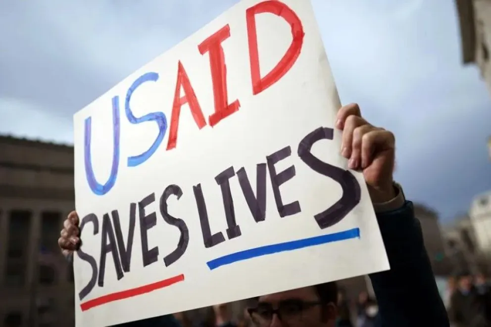 Fotografía de archivo de un cartel en una protesta en contra del desmantelamiento de Usaid. Foto: EFE
