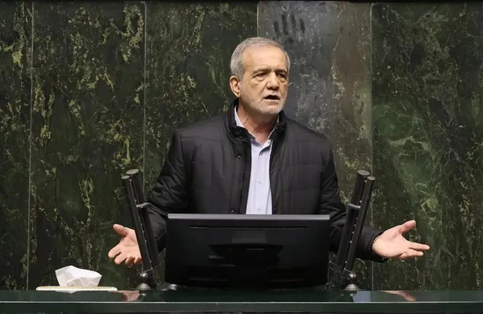 El presidente iraní Masoud Pezeshkian durante una sesión parlamentaria en Teherán. Foto: EFE