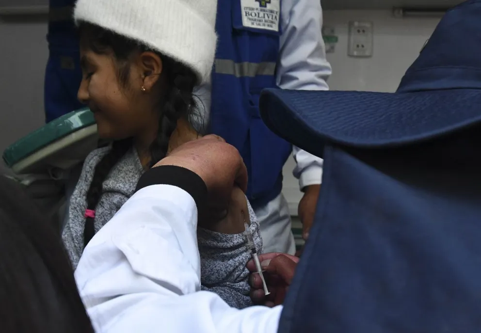 Una niña es vacunada contra el sarampión. Foto: APG
