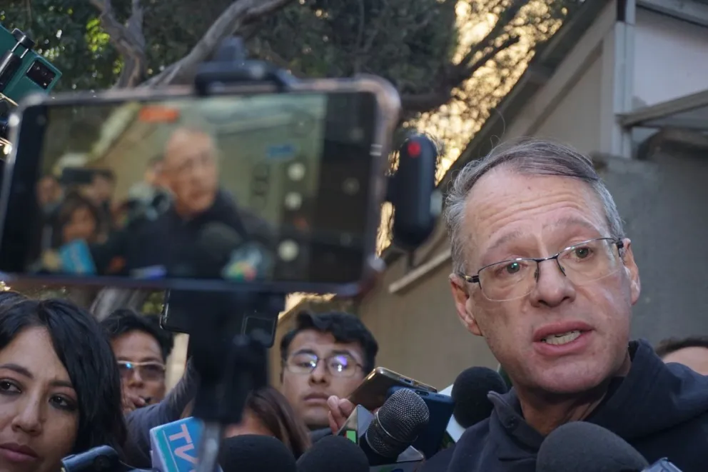 Jaime Dunn cuando retiraba su certificación de la Contraloría. Foto: APG