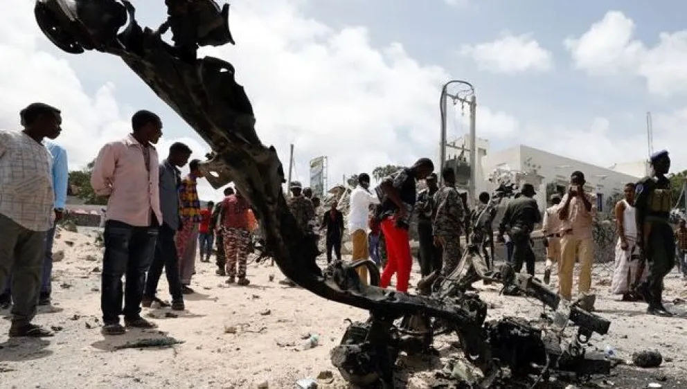 Restos de la nave incendiada en el aeropuerto de la capital de Somalia. Foto: African Initiative