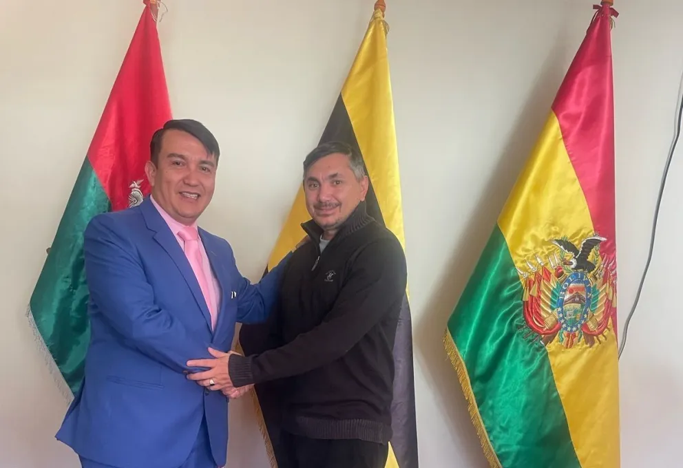 Daniel Terrazas (izq.), presidente de The Strongest, y Silvio Fontana luego de la reunión de este miércoles en Achumani. Foto: Silvio Fontana.