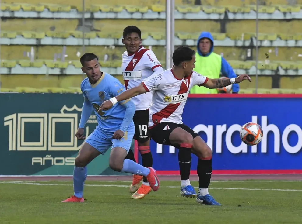 Una incidencia del juego que disputaron Bolívar y Always Ready en el estadio Hernando Siles. Foto: APG
