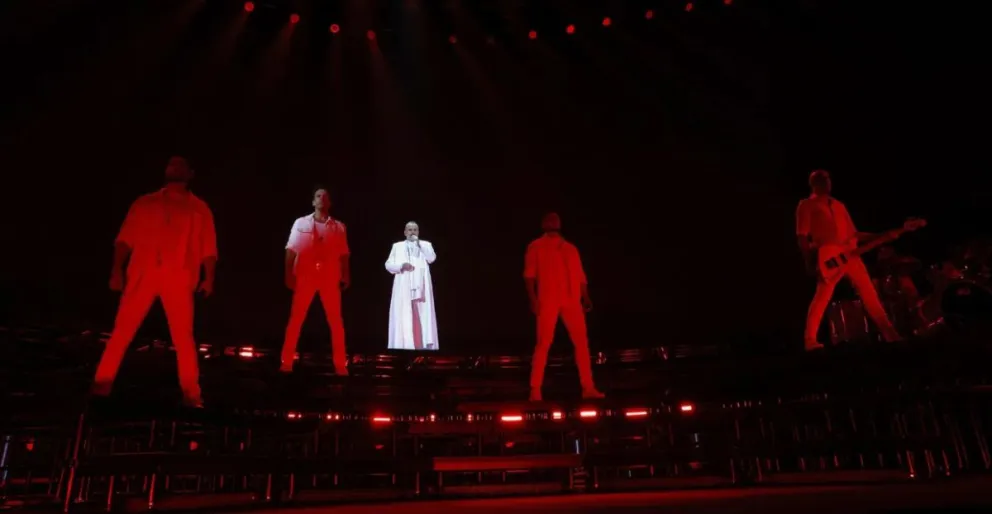 El cantante Miguel Bosé durante el concierto ofrecido este martes en el Movistar Arena, en Madrid. Foto: EFE