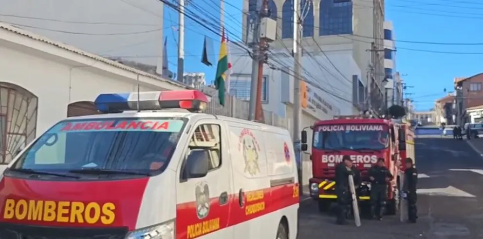 Equipos de Bomberos revisan el edificio de la Gobernación. Foto: Gobernación de Chuquisaca