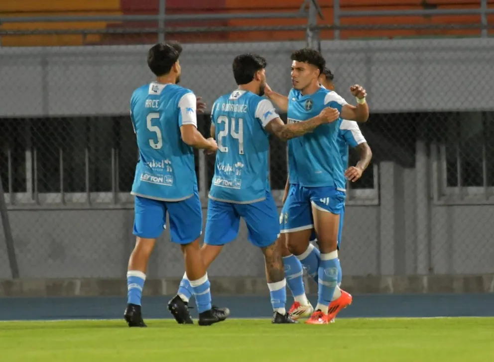 Jugadores de San Antonio celebran el gol de De Lima (der.). Foto: Agencia Marka Registrada.