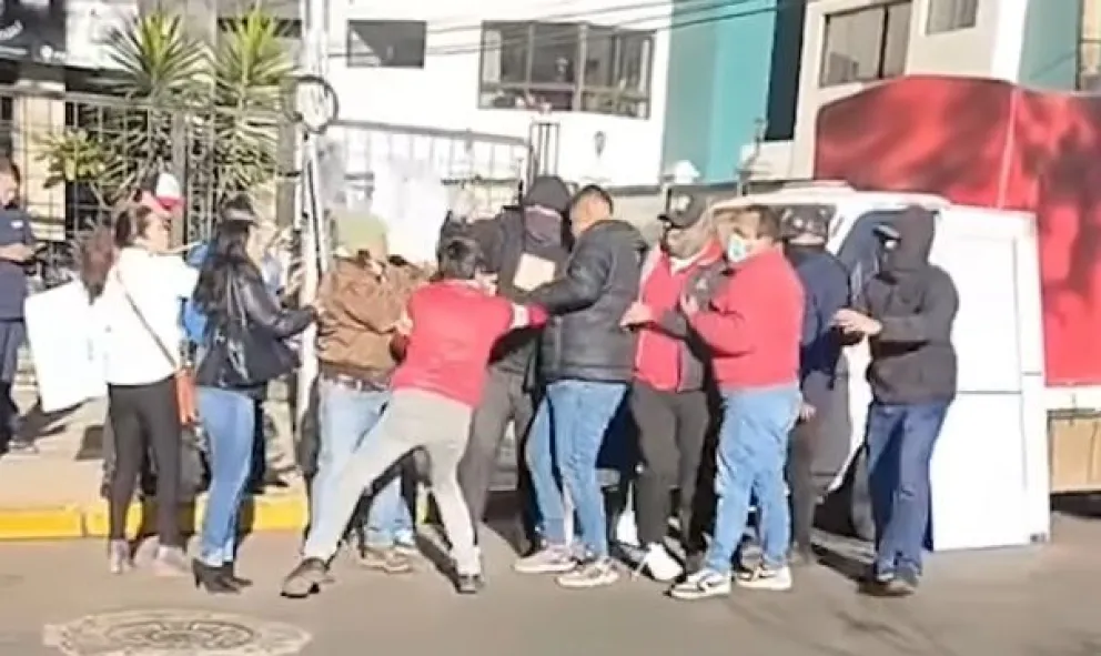 Los militantes de APB-Súmate y la alianza Libre, confrontados en la plaza 4 de Noviembre Foto: Captura