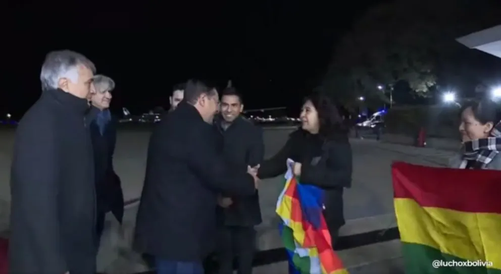  Arce fue recibido por autoridades en Argentina. Foto: Captura de video