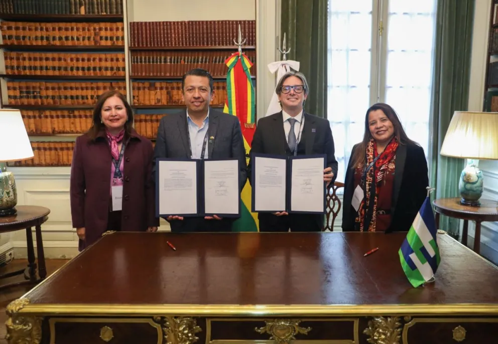 Christian Asinelli, vicepresidente corporativo de Programación Estratégica de CAF, y Huascar Ajata Guerrero, Viceministro de Comercio Exterior, y  Jeannette Sánchez, representante de CAF en Bolivia, y Delia Pinto, Directora de Integración. Foto: CAF