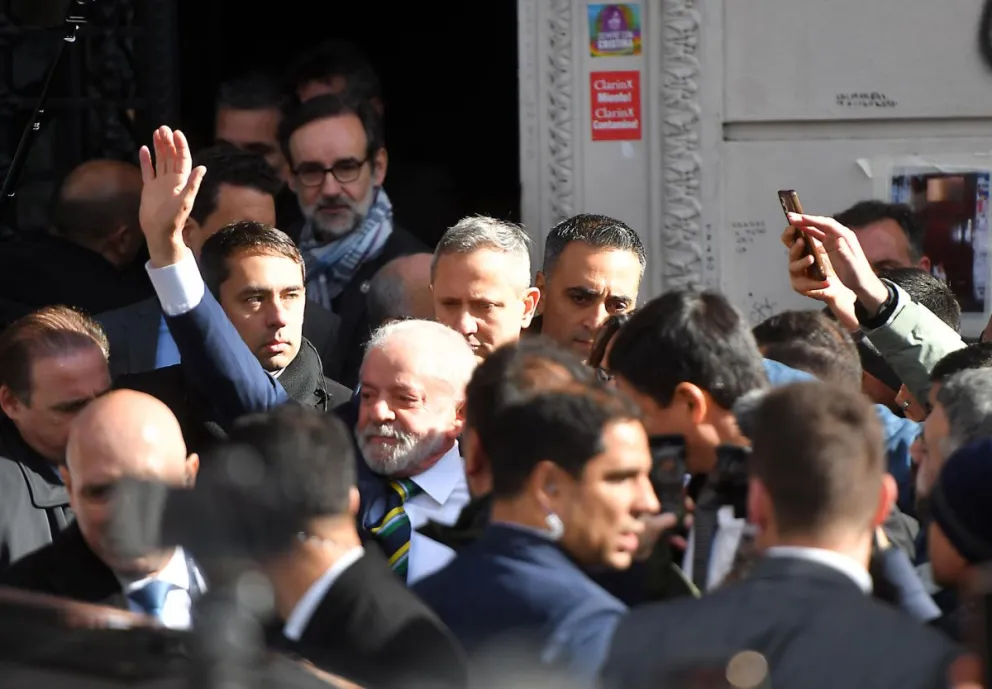 El presidente de Brasil, Luiz Inácio Lula da Silva (c-i), saluda en el domicilio de Cristina Fernández. Foto. EFE