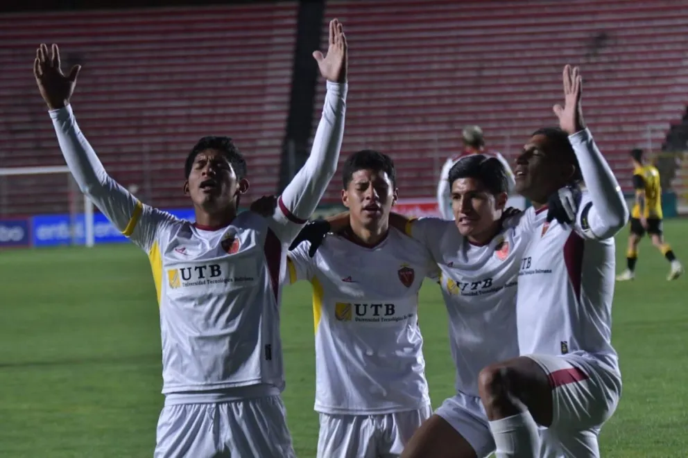 Jugadores de Real Oruro festejan su victoria sobre The Strongest. Foto: APG