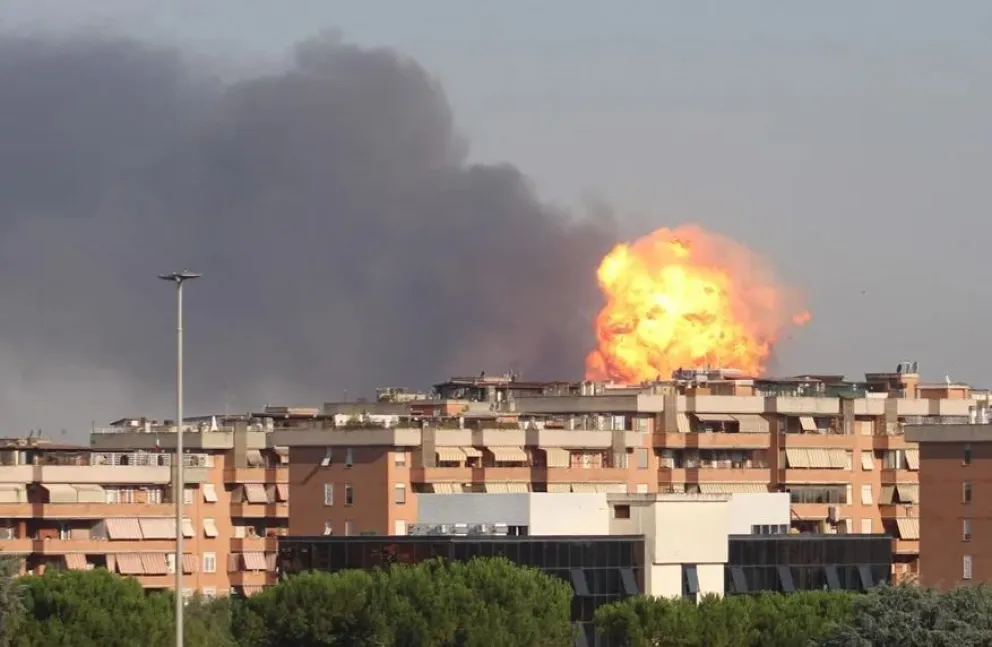 Una bola de fuego tras la explosión en una gasolinera en Roma. Foto: EFE