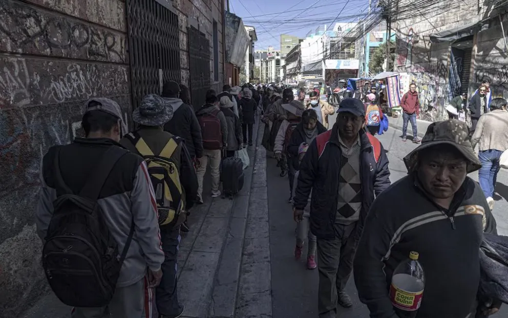 Personas hacen fila para el transporte en La Paz, imagen referencia. Foto: Marcelo Pérez del Carpio / Bloomberg