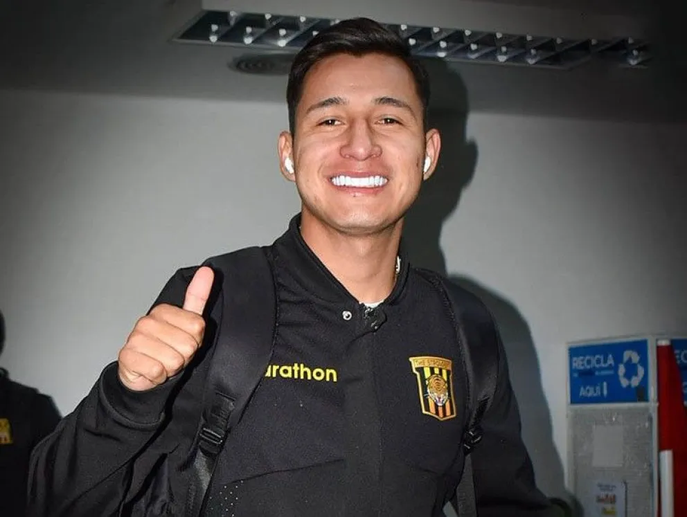 José Alfredo Flores con la sonrisa dibujada en el rostro y el pulgar arriba. Fotos: club The Strongest