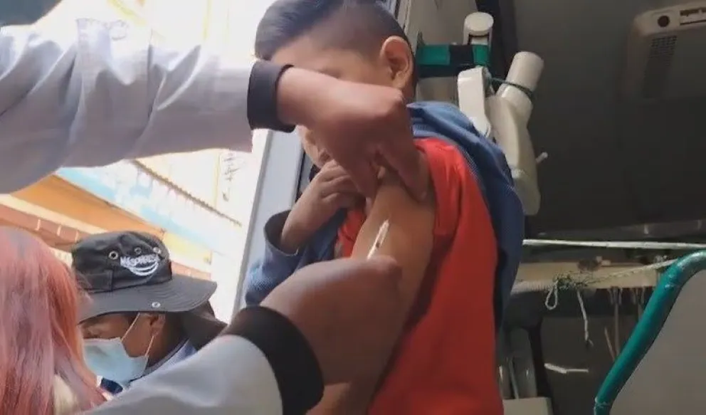 Un menor es vacunado contra el sarampión. Foto: Min Salud