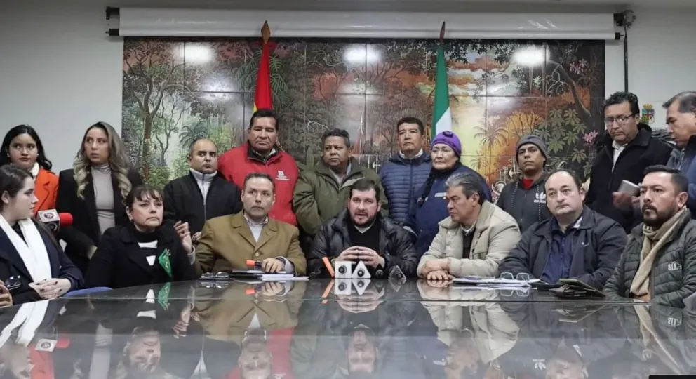 El directorio del Comité Pro Santa Cruz durante el anuncio de la cita de este viernes. Foto: Captura de video