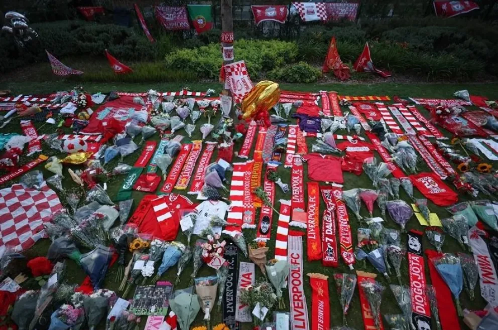 Homenajes al futbolista Diogo Jota en Anfield, la casa del Liverpool. Foto: EFE.