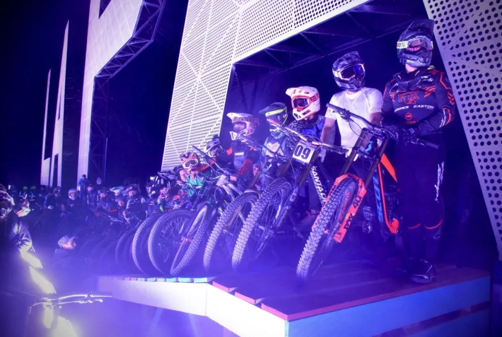 Varios pedalistas durante la presentación del evento. Foto: GAMLP.