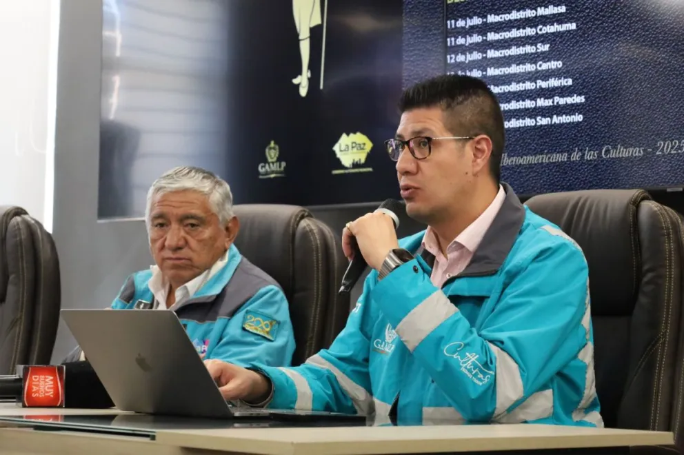 El secretario de Culturas del municipio, Rodney Miranda y el alcalde Iván Arias, en declaraciones a los medios. Foto: AMUN