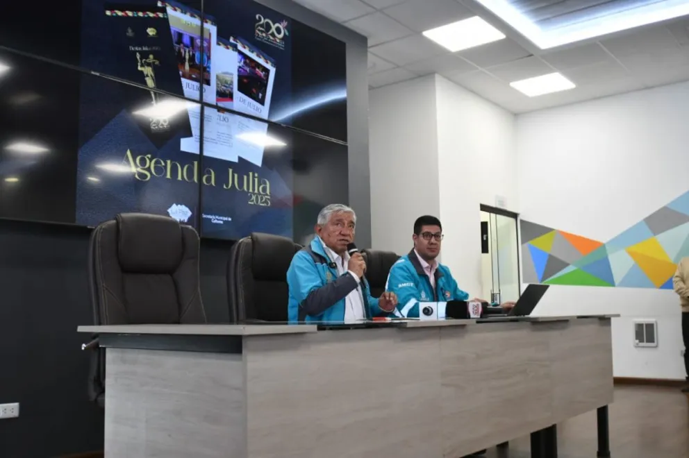 El alcalde Iván Arias y el subalcalde Centro, Rodney Miranda, en la presentación. Foto: APG