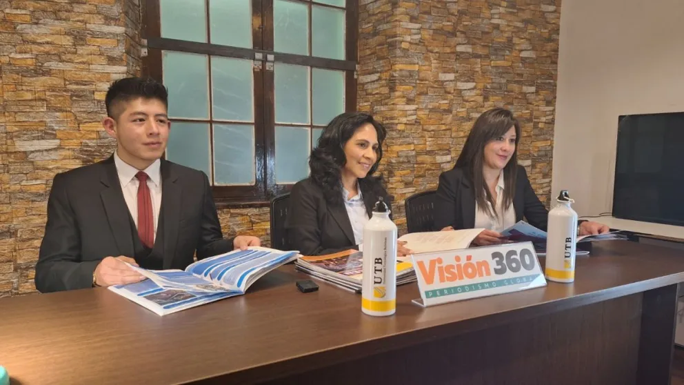 La docente Carla Llanos (centro) con sus alumnos Alejandra (derecha) y Sebastián.   Foto: Marina Mamani / Visión360