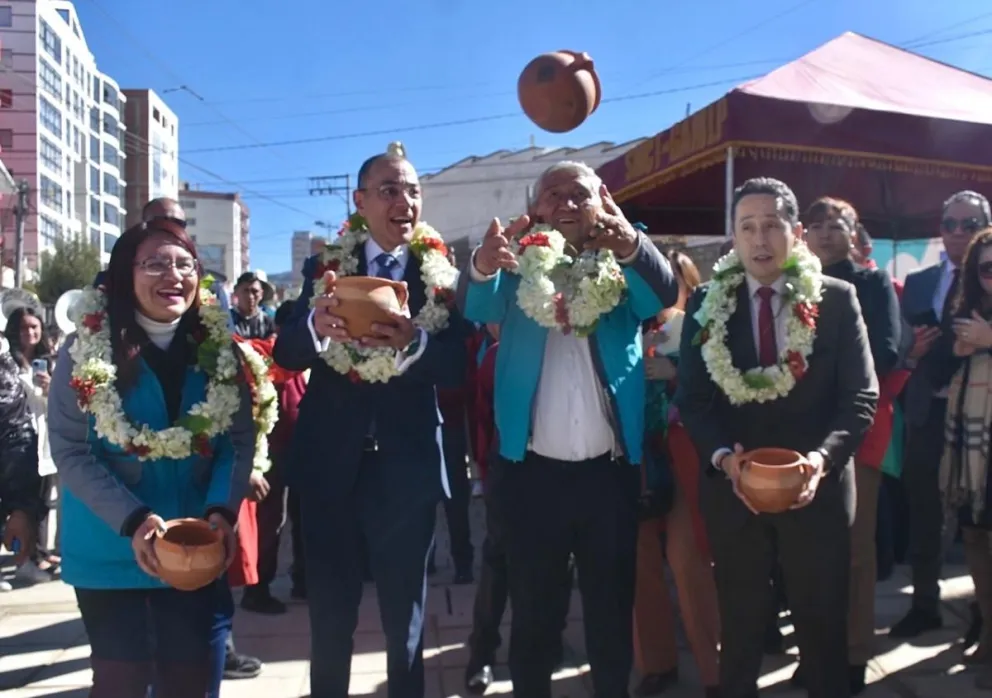 El alcalde en la primera entrega de la Agenda Julia.     Foto: GAMLP