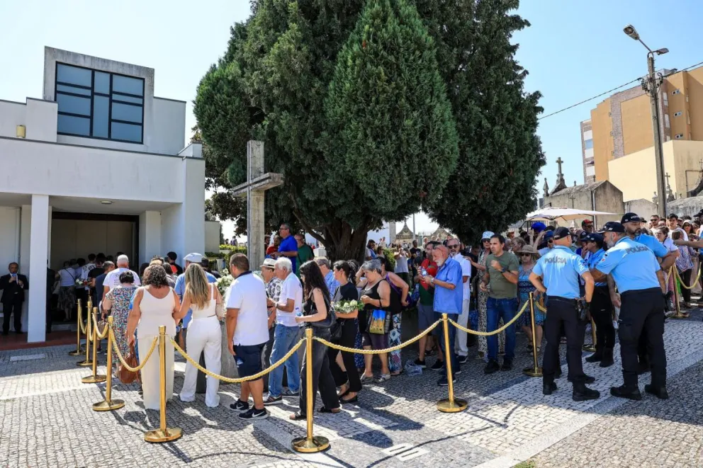 Cientos de hinchas presentes en la capilla. Foto: EFE.