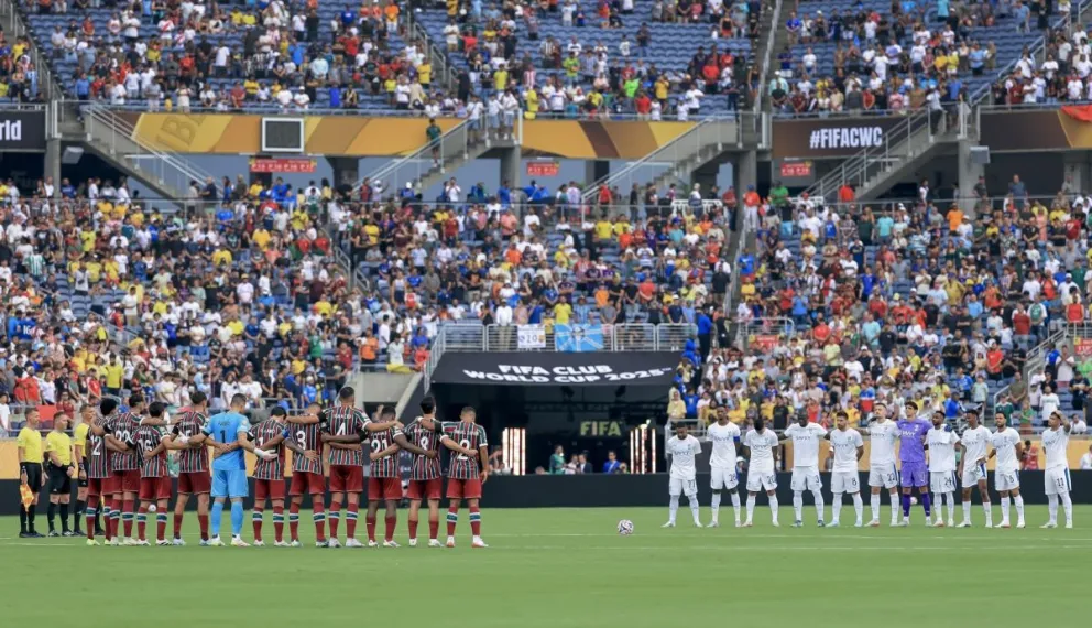 Jugadores de Fluminense (izq.) y del Al Hilal durante el minuto de silencio en memoria del futbolista portugués Diogo Jota. Foto: EFE.