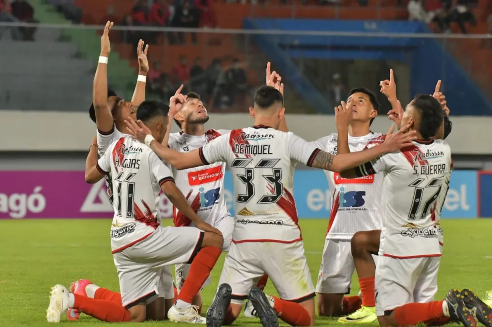 El festejo de los jugadores de Nacional Potosí tras ganarle a Wilstermann. Foto: Agencia Marka Registrada
