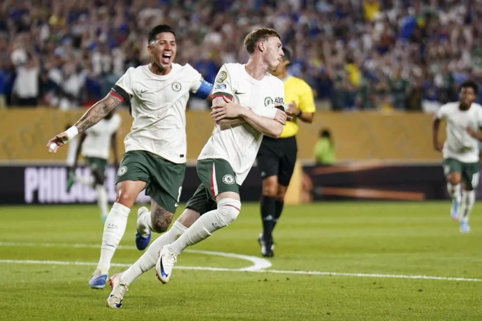 Palmer del Chelsea (der.) celebra junto a Ezo Fernández luego de anotar el 1-0 ante Palmeiras. Foto: EFE.