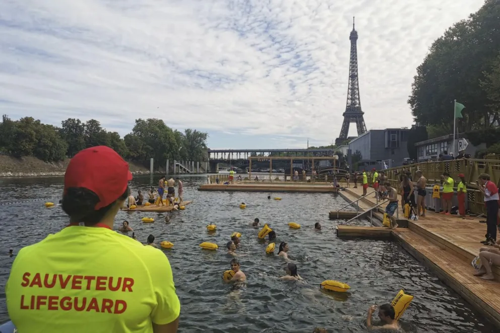 Las aguas del Sena volvieron a recibir a bañistas en París este sábado por primera vez desde 1923. Foto. EFE
