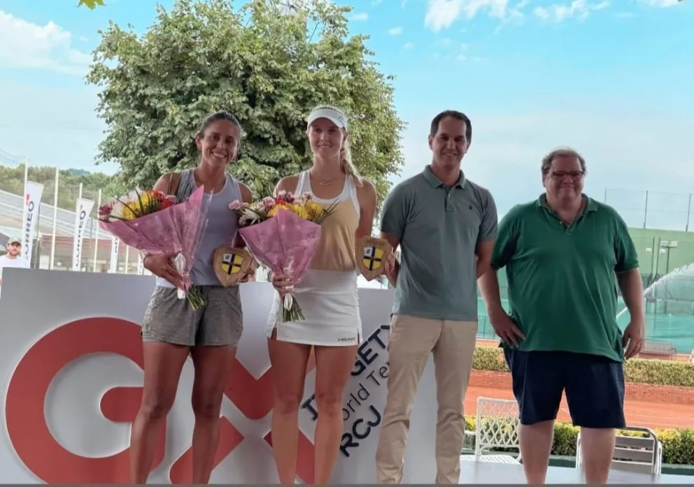 Zeballos (izq.), con su compañera alemana Joelle Steur en la entrega de premios. Foto: Noelia Zeballos. 